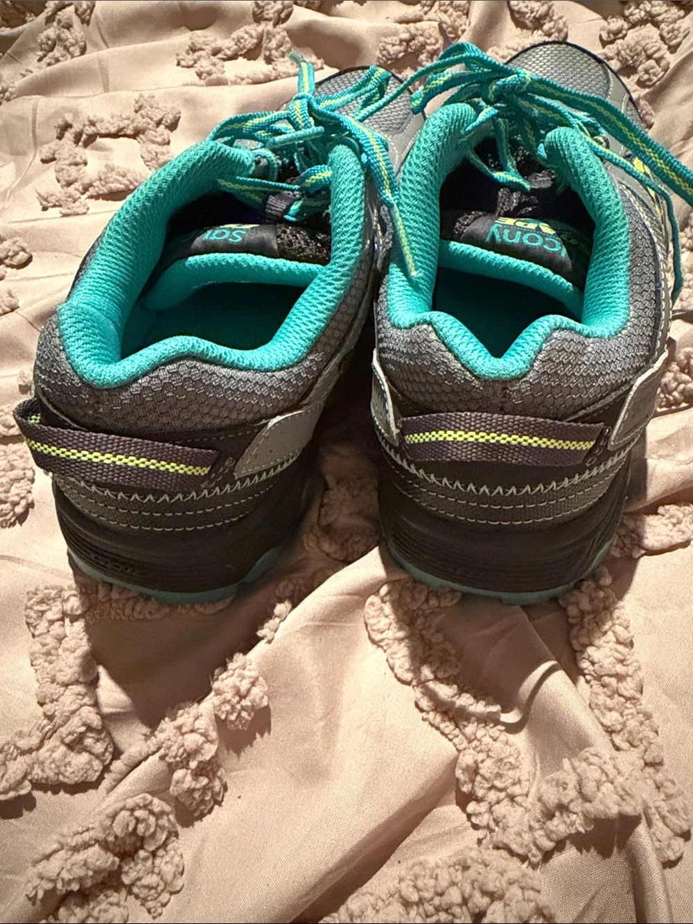 Saucony Women’s Gray & Teal Trail Running Shoes escape tr